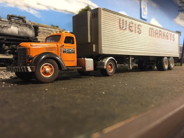 Weis Markets trailer on Ron's layout