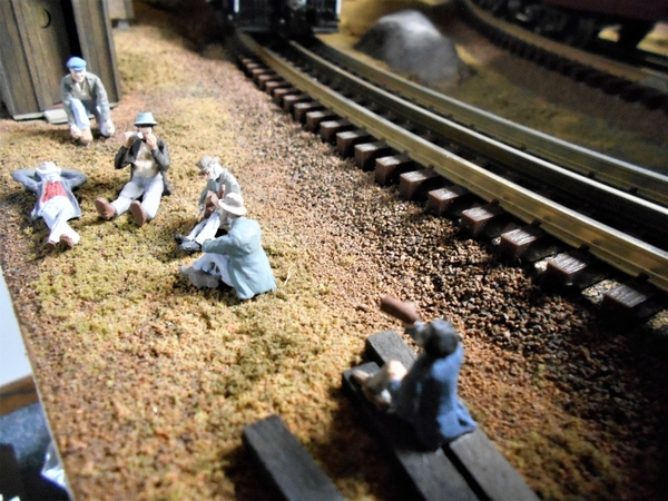 o scale railroad figures