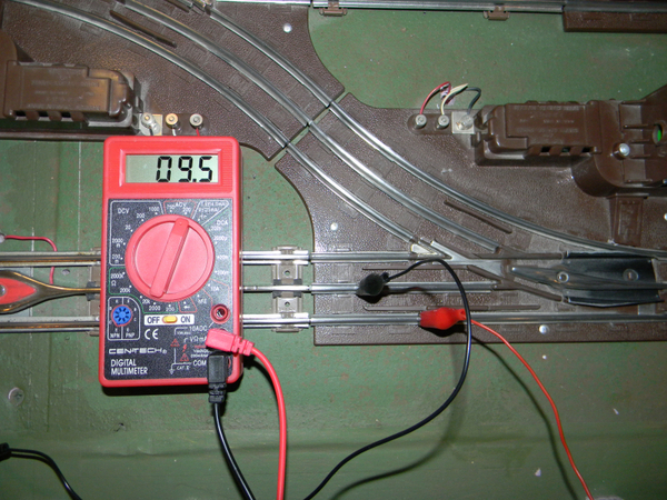 1. outer rail and middle rail has voltage