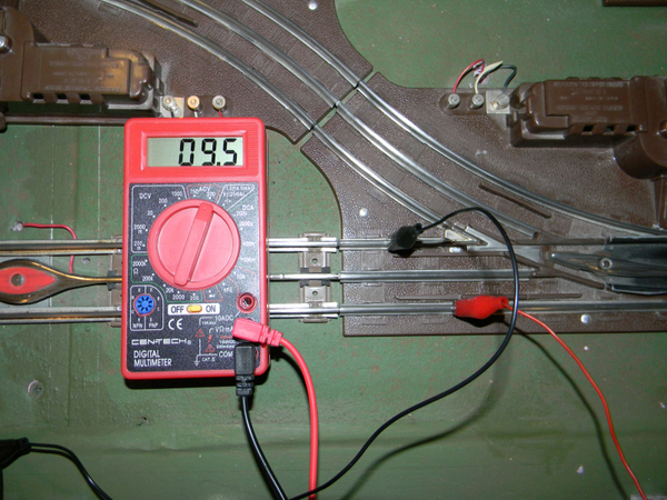 2. outer rail and inside rail has voltage