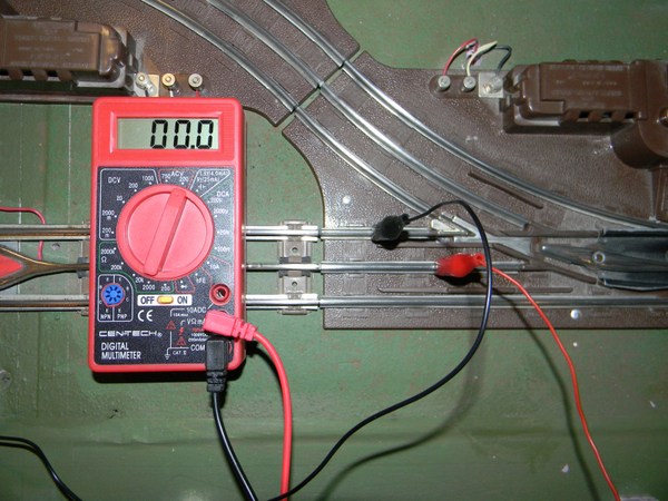 3. inside rail and middle rail has NO voltage