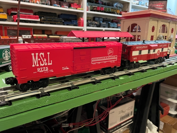 Lionel M&SL caboose and boxcar front