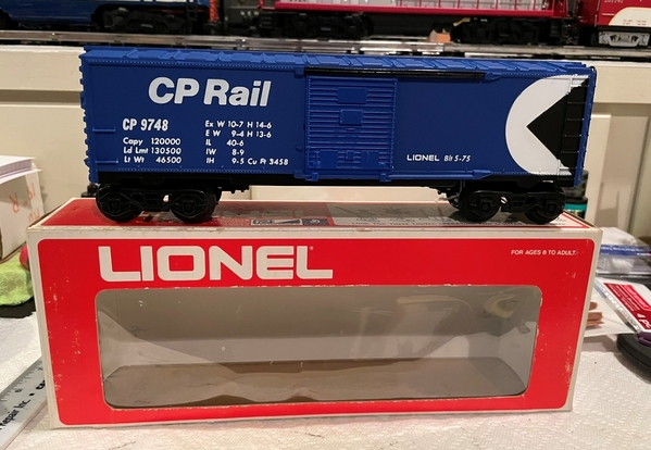 Lionel 9748 CP boxcar side view w box.