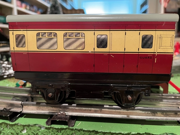 Hornby Type 31 coach 3-brake side view