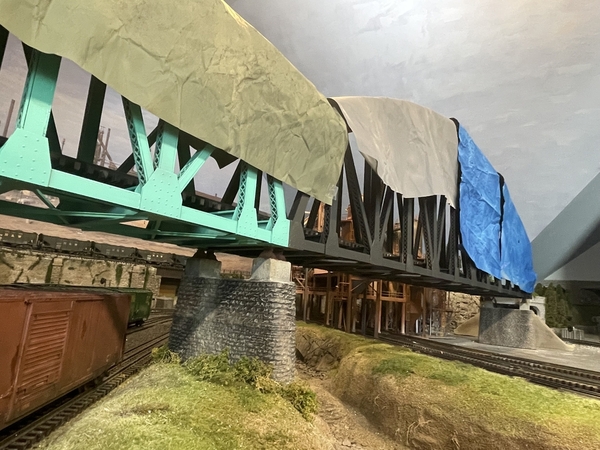 O scale truss bridge tarped[side view)