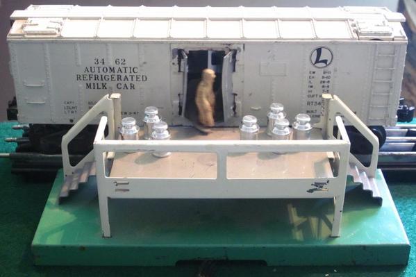 Lionel Operating Milk Car & Platform