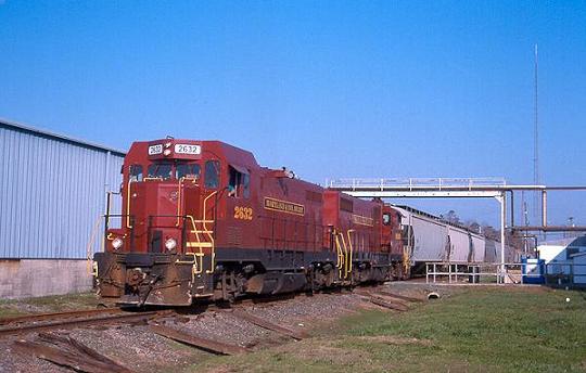 Maryland_&_Delaware_Railroad_CF7s_2632_and_2630