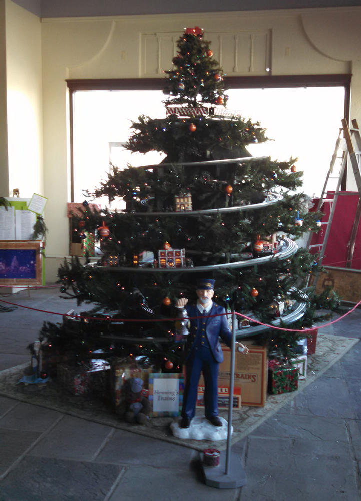 Here it is, "THE" Christmas Tree Layout - Video Added | O Gauge Railroading On Line Forum
