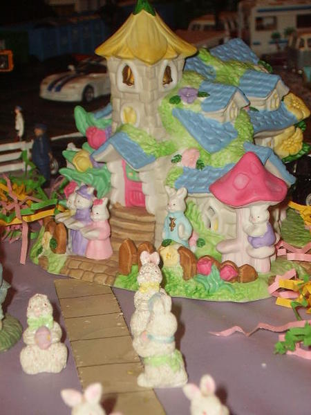 z - Easter Ceramic House - Closeup