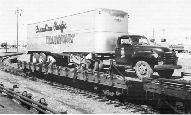 Z scale train miniature  piggy-back trailer support to flatcar 