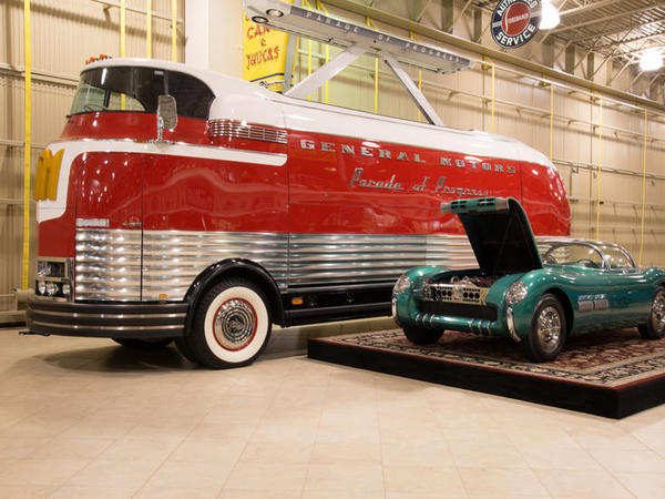 GM-Futurliner-is-the-Bus-of-the-Future-Created-in-the-40s-by-General-Motors-13