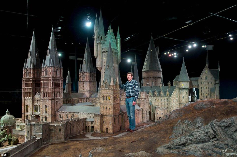 ho scale hogwarts castle