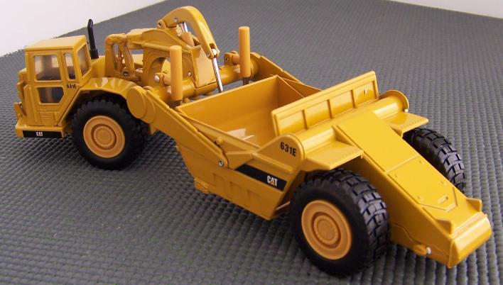 Ertl #2430 1:50 scale Caterpillar model 631E Tractor Scraper | O 
