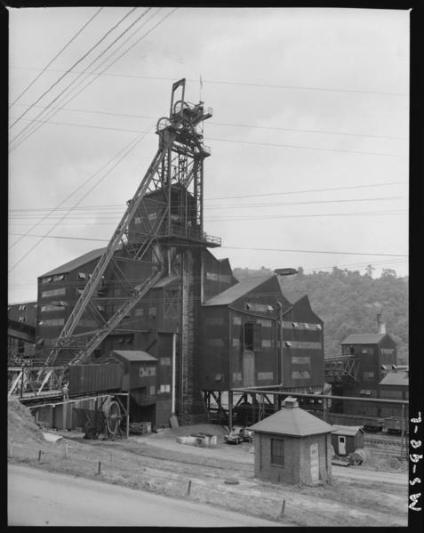 Tipple_of_mine._Buckeye_Coal_Company,_Nemacolin_Mine,_Nemacolin,_Greene_County,_Pennsylvania._-_NARA_-_540268
