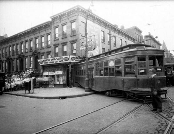 Trolley-Accident-Nostrand-Putnam.-Brooklyn-Memories-1931