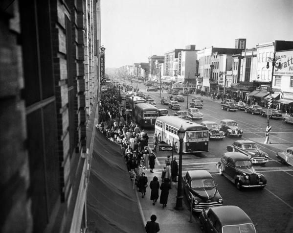 December 1950 image of East Broad Street at Fifth Street in downtown Richmond shows crowds of holiday shoppers
