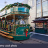 trolley-car-at-the-grove-at-christmas-los-angeles-california-usa-E6DT01
