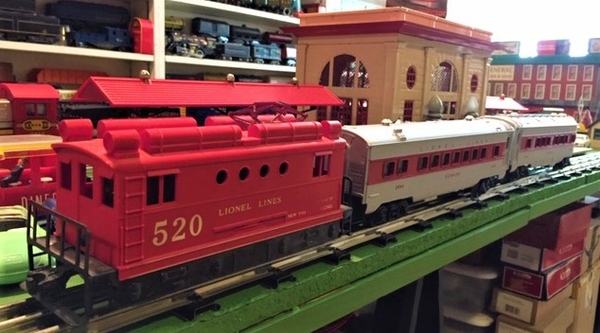 Lionel 520 Boxcab side view with train