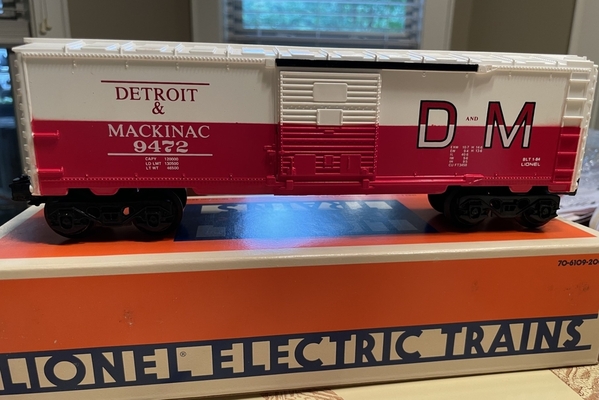 Lionel 9472 D&M boxcar side view on box